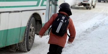 Баланы қоғамдық көліктен мәжбүрлеп түсіруге тыйым салынады – заң жобасы
