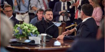 Зеленський Путиннің Мәскеуде кездесу туралы ұсынысына жауап берді