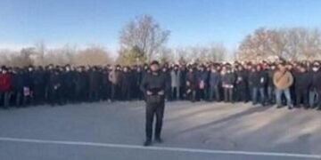 Жаңаөзен жұрты жалақыны көтеруді талап етіп жатыр (видео)